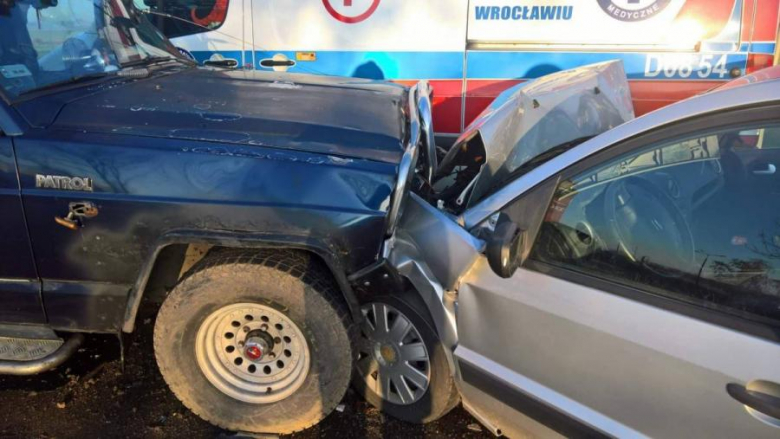 Dwie osobówki zderzyły się na zjeździe