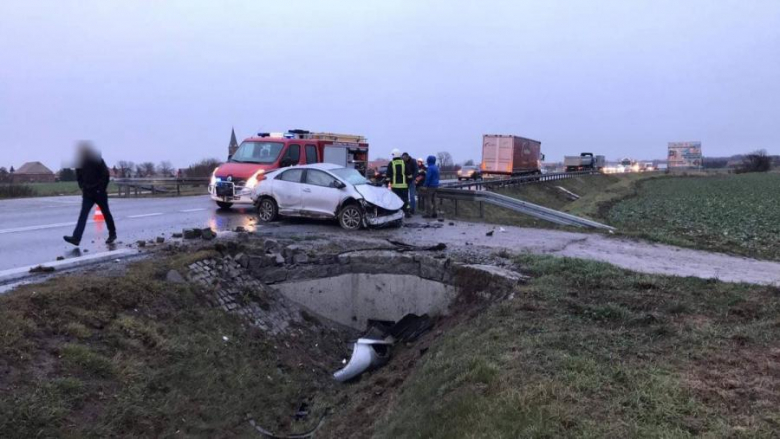 Osobówka dachowała koło Osieka