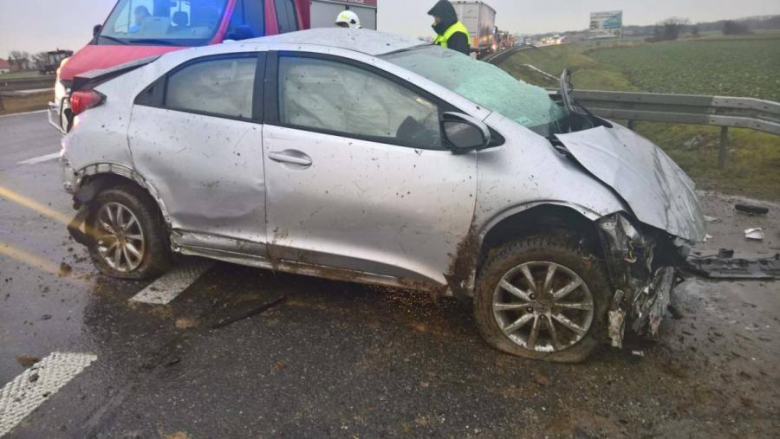 Osobówka dachowała koło Osieka