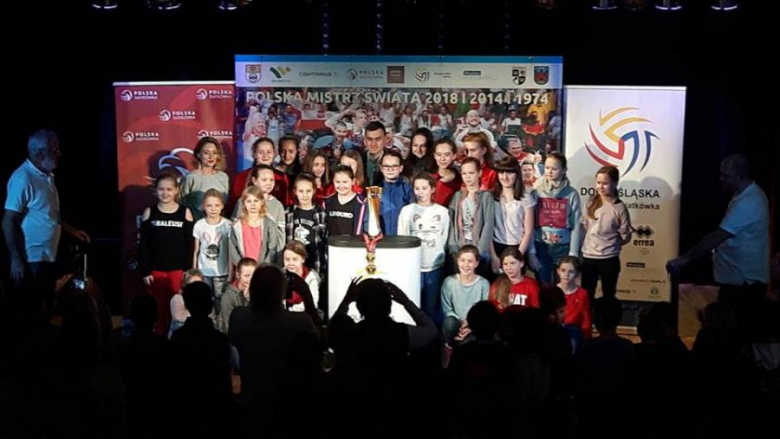 Prezentacja pucharu w Miękini