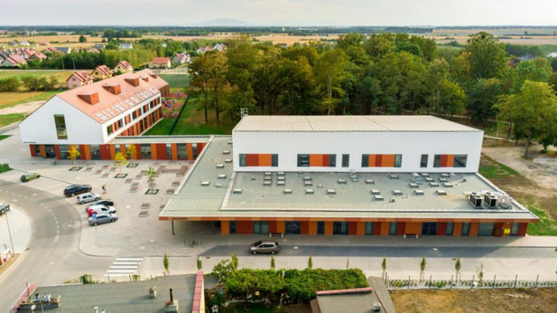 Zespół szkolno-przedszkolny oraz żłobek w Lutyni.