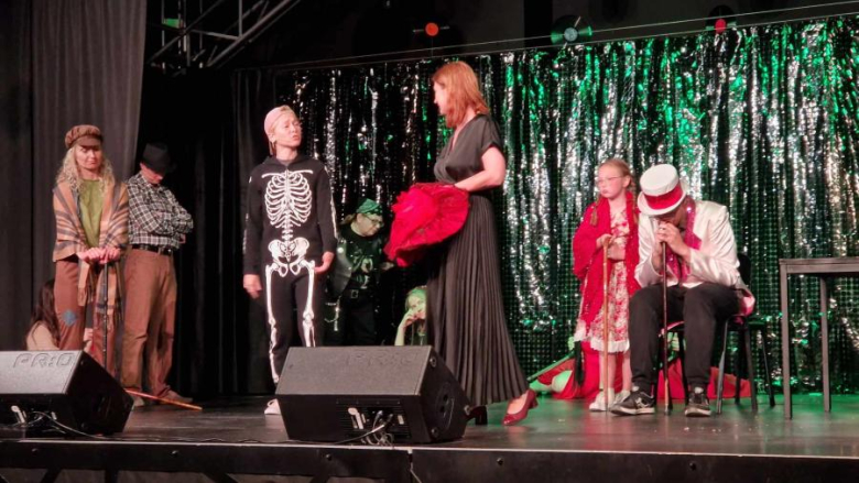 Aktorzy amatorzy zaprezentowali spektakl "Kto się boi Pani EŚ"