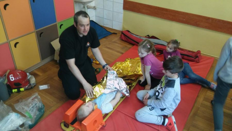Uczniowie na pokazie strażaków z pierwszej pomocy