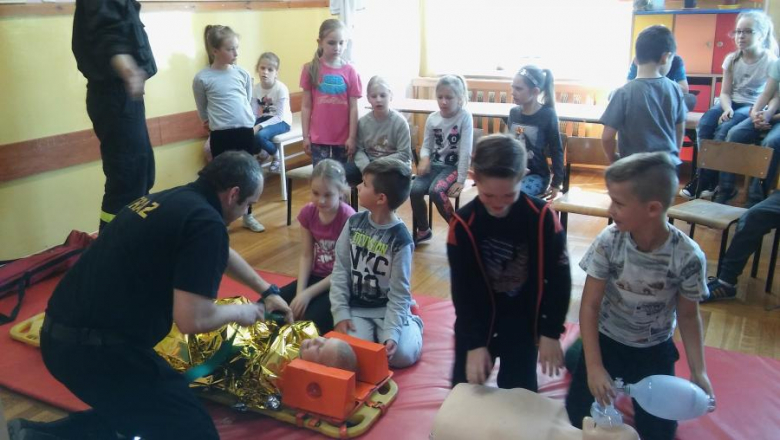 Uczniowie na pokazie strażaków z pierwszej pomocy
