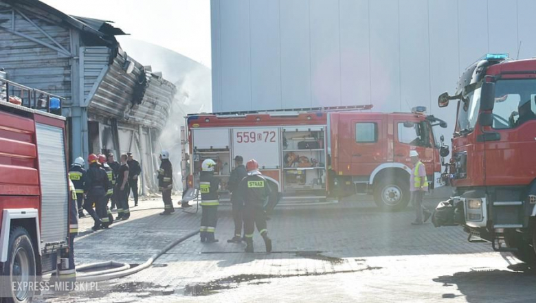Dogaszanie pożaru w magazynie