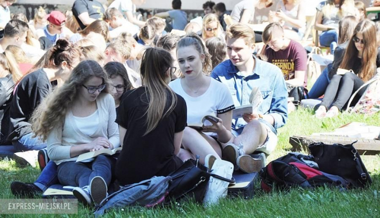 Wspólne czytanie w średzkim ogólniaku