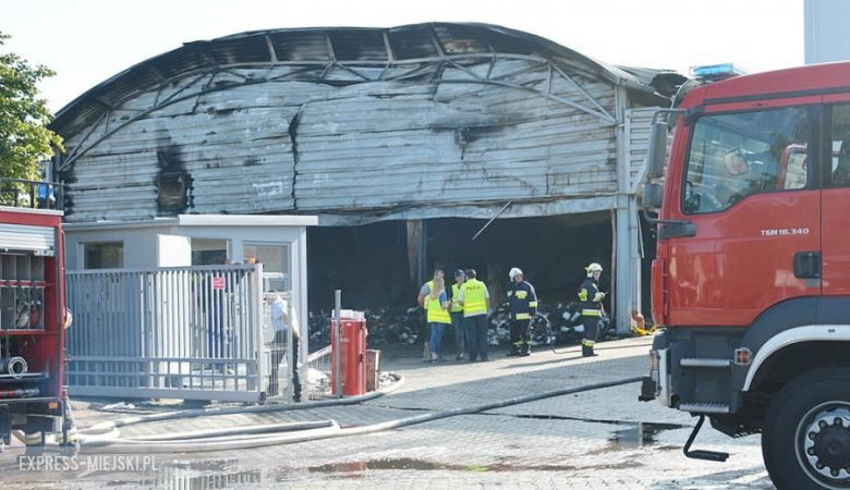 Dogaszanie pożaru w magazynie