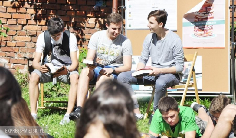 Wspólne czytanie w średzkim ogólniaku