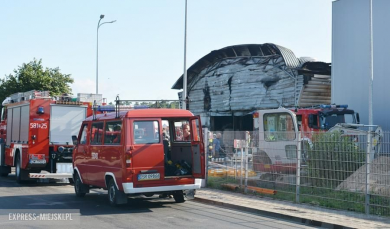 Dogaszanie pożaru w magazynie