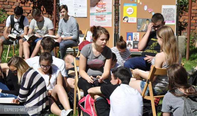 Wspólne czytanie w średzkim ogólniaku