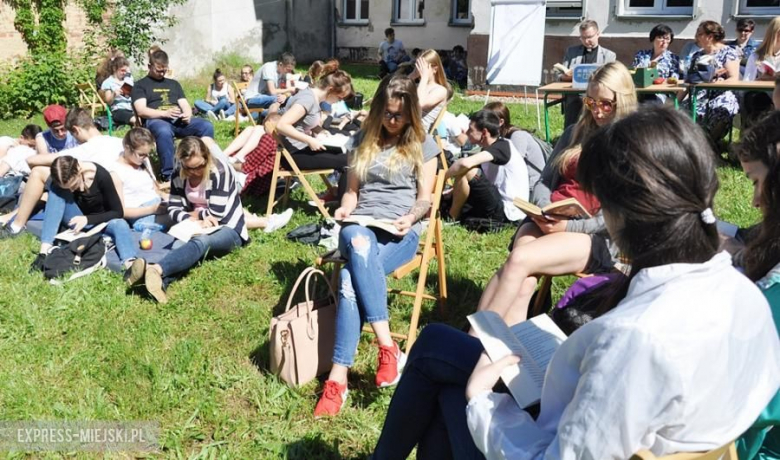 Wspólne czytanie w średzkim ogólniaku