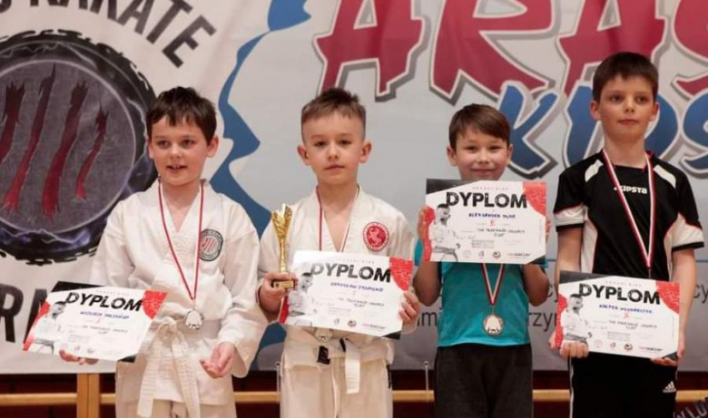 Młodzi karatecy z Ciechowa z sukcesami na turnieju w Legnicy
