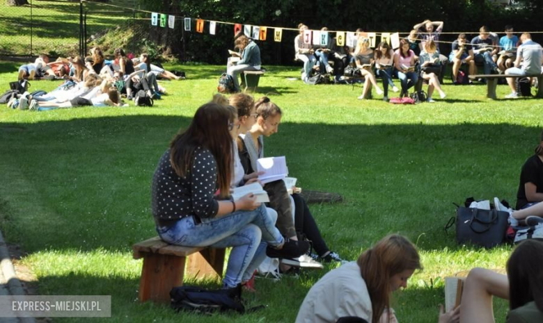 Wspólne czytanie w średzkim ogólniaku