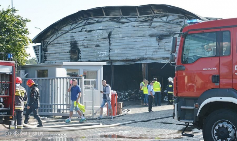 Dogaszanie pożaru w magazynie