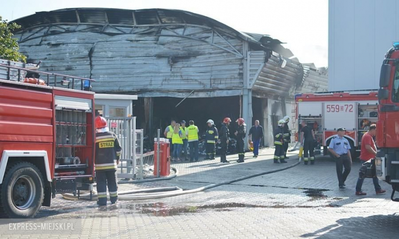Dogaszanie pożaru w magazynie