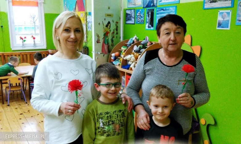 przedszkolaki rozdały kwiaty