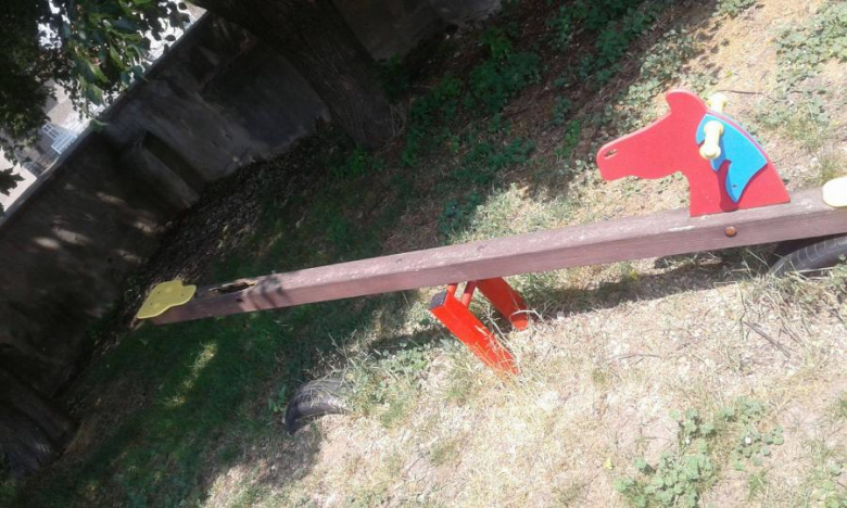 Zniszczone place zabaw w gminie Udanin