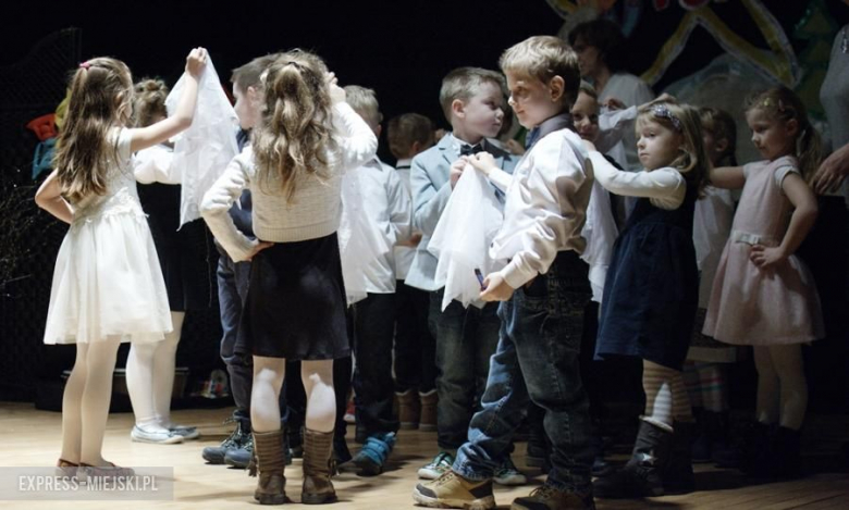 Występy młodych artystów na koncercie świątecznym