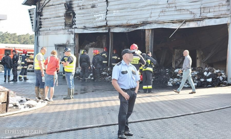 Dogaszanie pożaru w magazynie