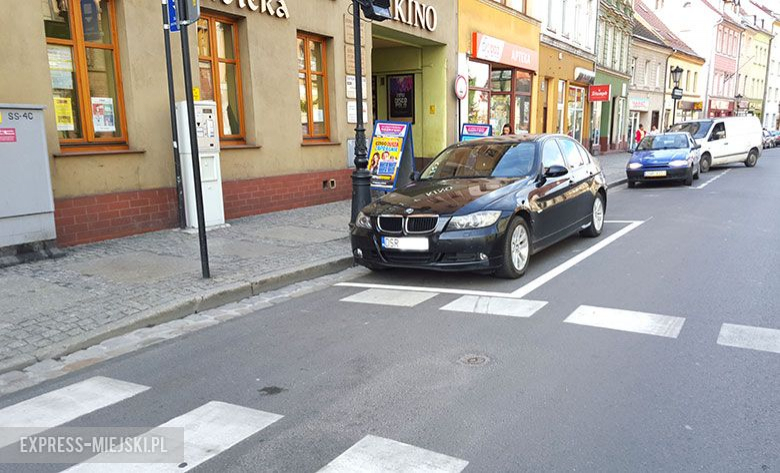 Dopiero pod koniec października domalowano ukośne linie w miejscach, gdzie samochody nie powinny się zatrzymywać. Do tej pory linia ciągła nikogo nie zniechęcała do zostawiania przy niej pojazdu