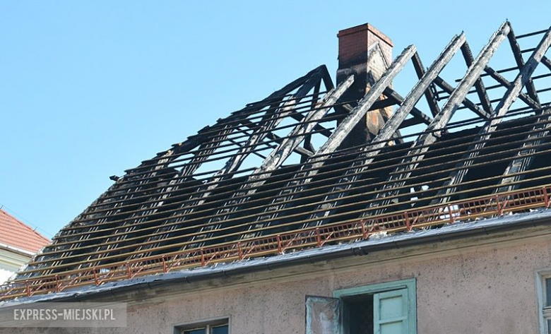 Budynek stwarza zagrożenie dla pieszych