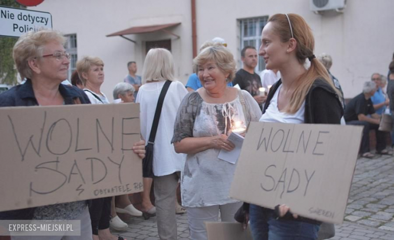 Protest przed budynkiem sądu w Środzie Śląskiej