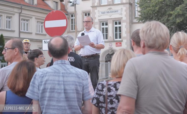 Protest przed budynkiem sądu w Środzie Śląskiej