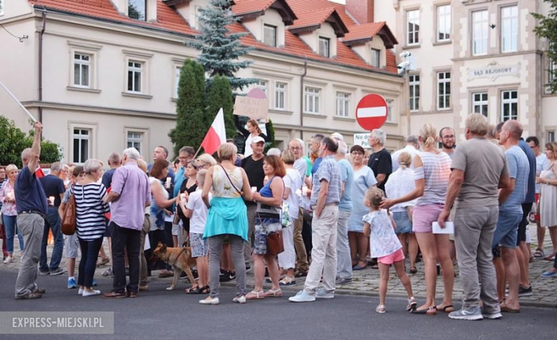 Protest przed budynkiem sądu w Środzie Śląskiej