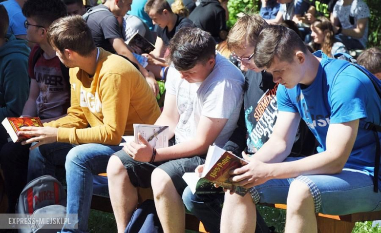 Wspólne czytanie w średzkim ogólniaku