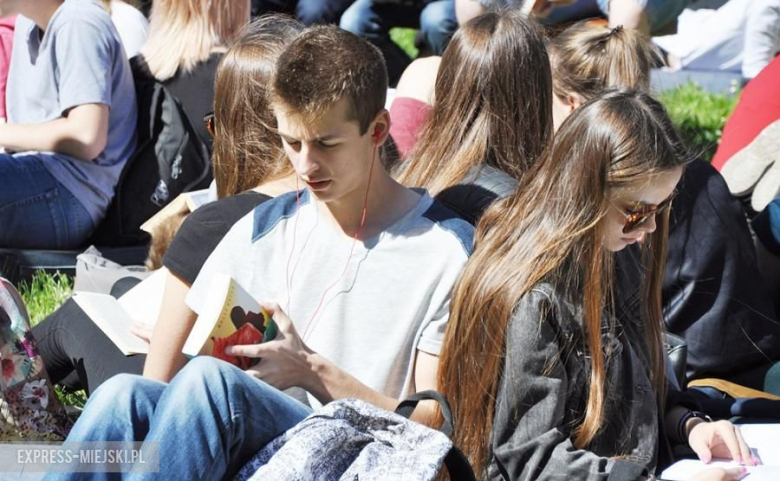 Wspólne czytanie w średzkim ogólniaku