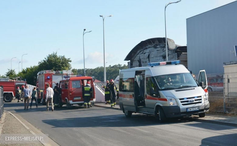 Dogaszanie pożaru w magazynie