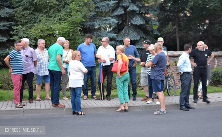 Protest przed budynkiem sądu w Środzie Śląskiej