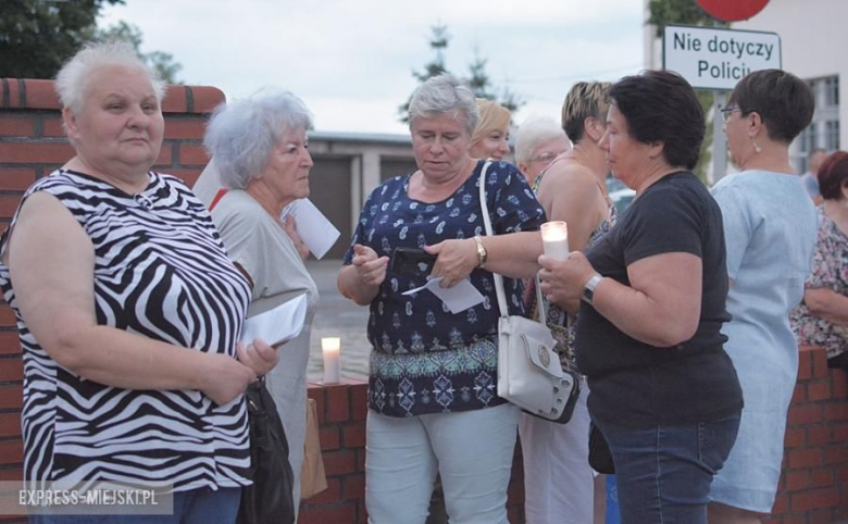 Protest przed budynkiem sądu w Środzie Śląskiej