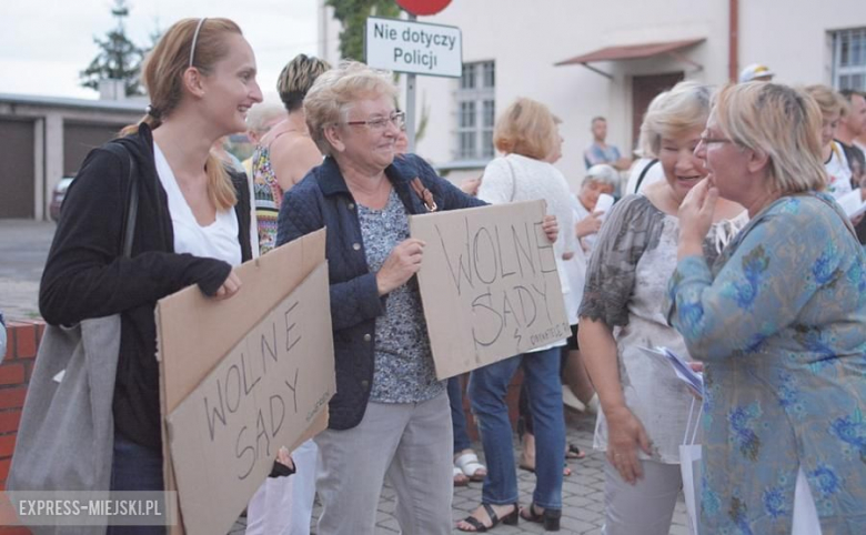 Protest przed budynkiem sądu w Środzie Śląskiej