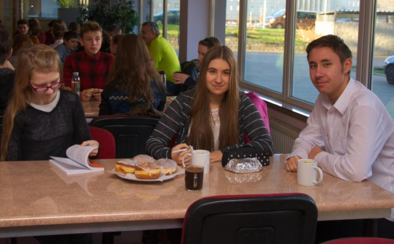 Finaliści podczas przerwy między częścią wykładową a zadaniową podczas konkursu KOMA