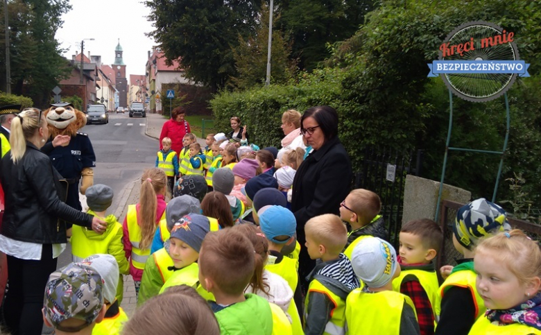 Przedszkolaki uczyły się przechodzić przez jezdnię