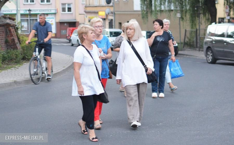 Protest przed budynkiem sądu w Środzie Śląskiej