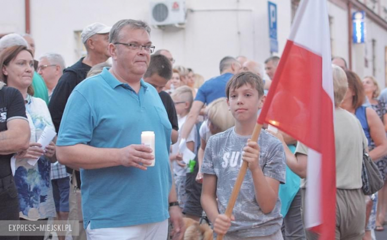 Protest przed budynkiem sądu w Środzie Śląskiej