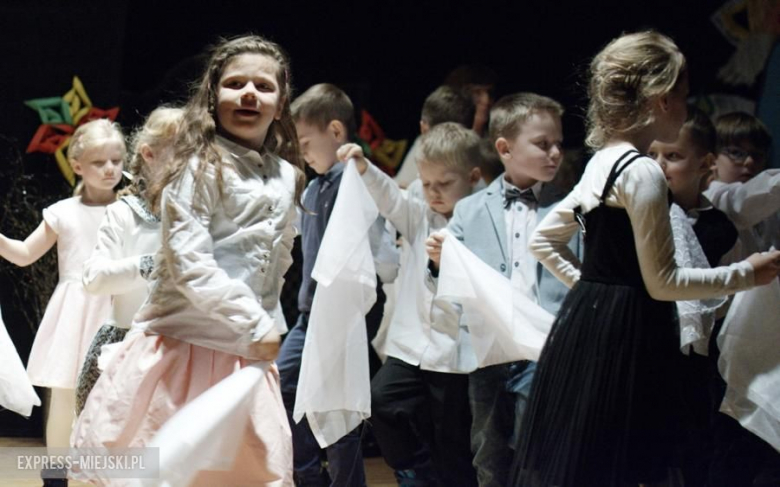 Występy młodych artystów na koncercie świątecznym