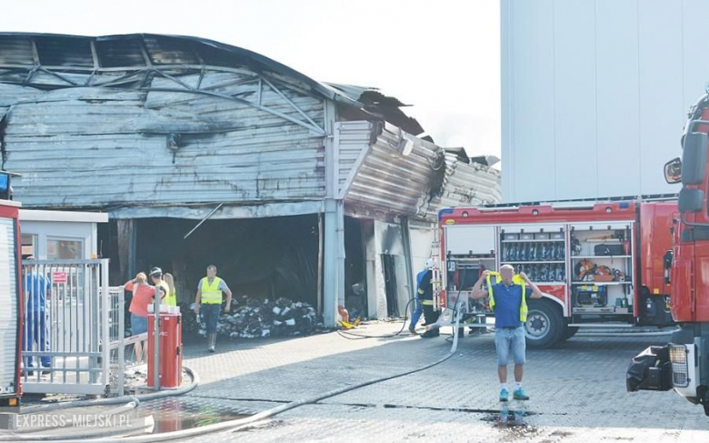 Dogaszanie pożaru w magazynie