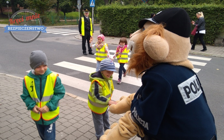 Przedszkolaki uczyły się przechodzić przez jezdnię