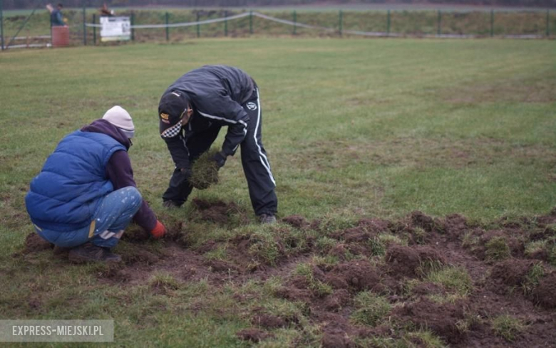 Mieszkańcy sami naprawiają boisko 