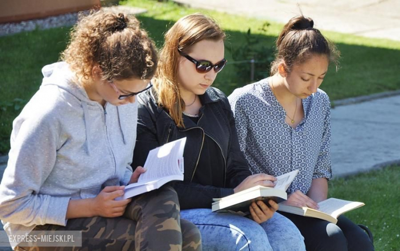 Wspólne czytanie w średzkim ogólniaku