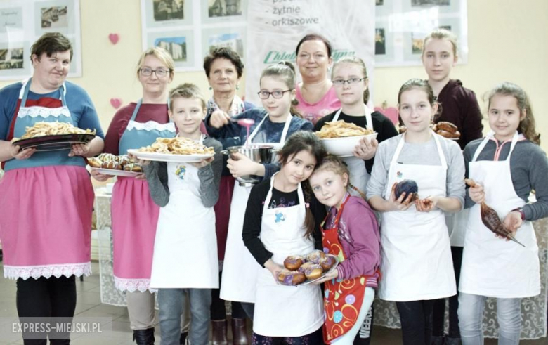 Pączki przygotowywały panie i najmłodsi mieszkańcy z Juszczyna