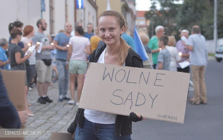 Protest przed budynkiem sądu w Środzie Śląskiej