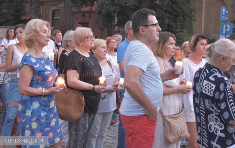 Protest przed budynkiem sądu w Środzie Śląskiej