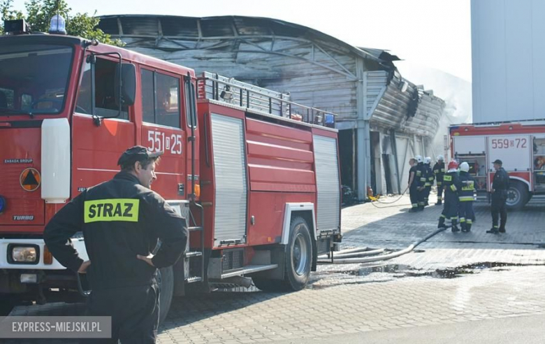 Dogaszanie pożaru w magazynie