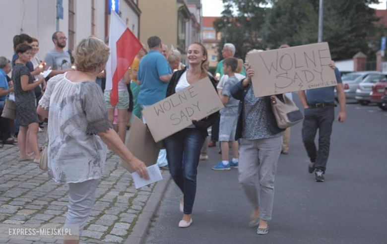 Protest przed budynkiem sądu w Środzie Śląskiej