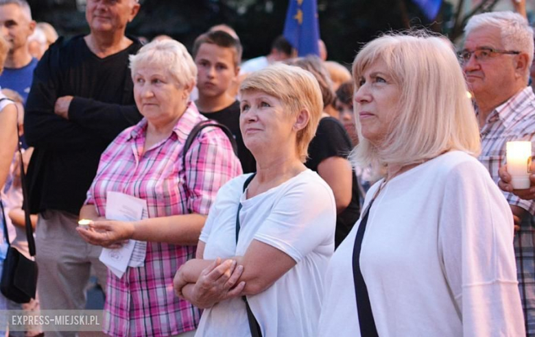 Protest przed budynkiem sądu w Środzie Śląskiej