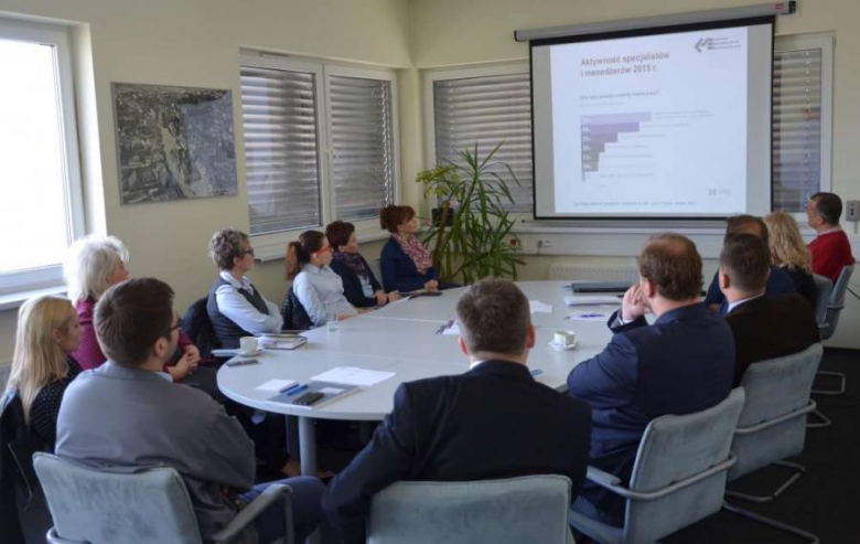 Prezentacja rozwiązań w rekrutacji na spotkaniu roboczym w Środzie Śląskiej